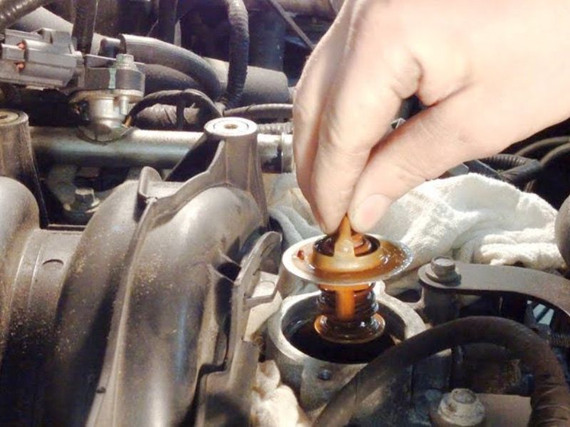 Nguyên nhân và cách xử lý khi xe ô tô bị chảy nước làm mát 3 Van hằng nhiệt hoặc bơm nước hoạt động không ổn định