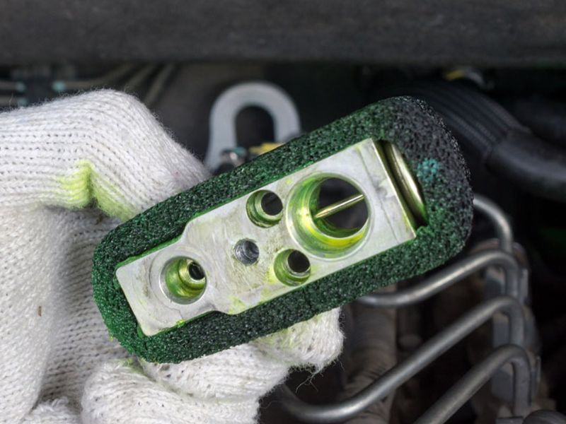 10 nguyên nhân lốc điều hòa kêu to & cách khắc phục triệt để 4 Van tiết lưu hoặc van giãn nở bị kẹt