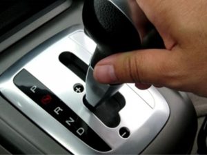 xe vào số lùi có tiếng kêu cạch