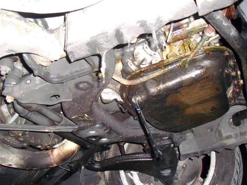 Vệ sinh cacte và nam châm lọc mạt trước khi đổ dầu mới