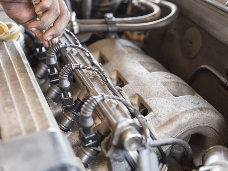 Khí thải ô tô có mùi xăng: Dấu hiệu, nguyên nhân & cách xử lý 7 Vệ sinh hoặc thay kim phun