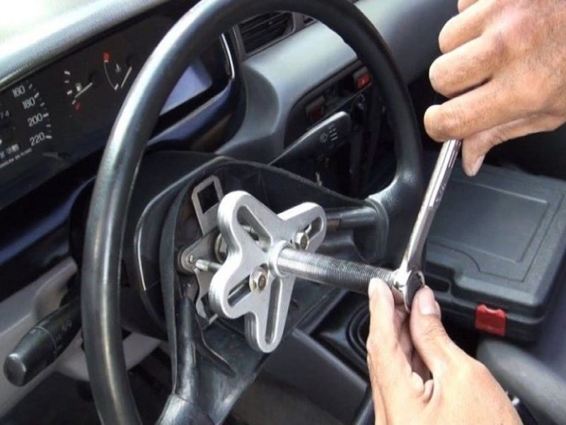 Đại tu thước lái ô tô: Dấu hiệu, chi phí & quy trình 2026 2 Vô lăng bị rơ cần kiểm tra