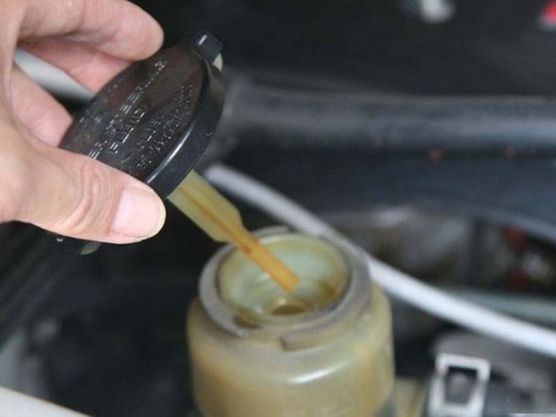 Xả và thay dầu trợ lực đúng chủng loại theo xe