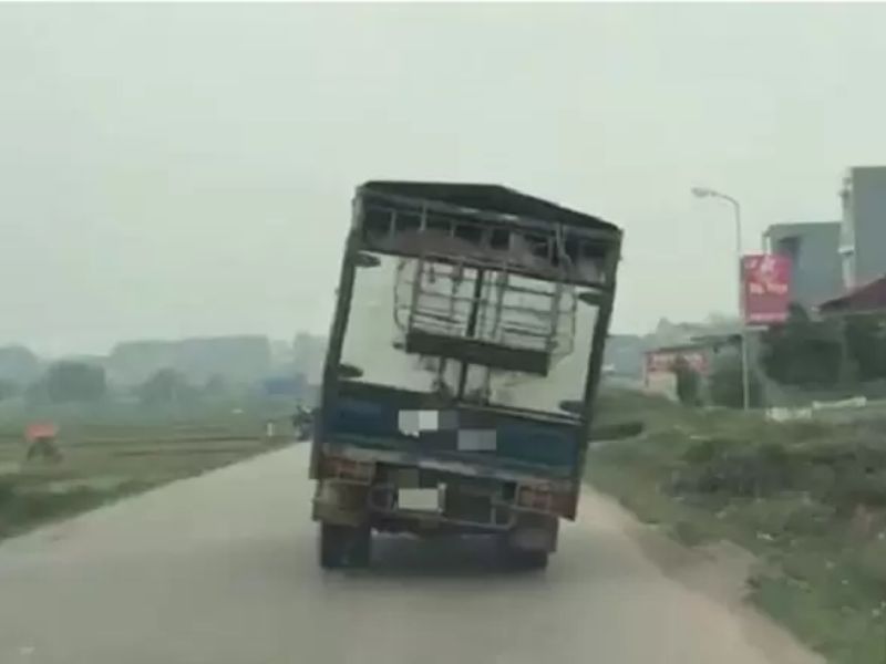 Đi xe bị nghiêng sang một bên đấy cũng là một dấu hiệu ô tô bị lỗi hệ thống gầm