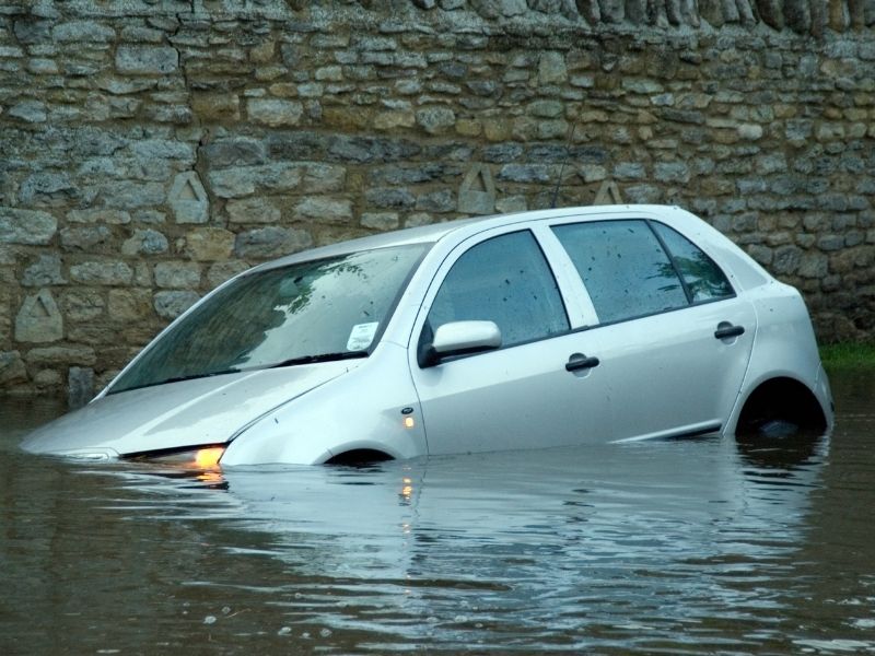 Chi phí đại tu máy ô tô 2026 & khi nào cần đại tu? 1 Xe bị thủy kích sẽ khiến chi phí đại tu máy đội lên đáng kể