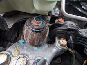 xe ô tô bị chảy nước làm mát