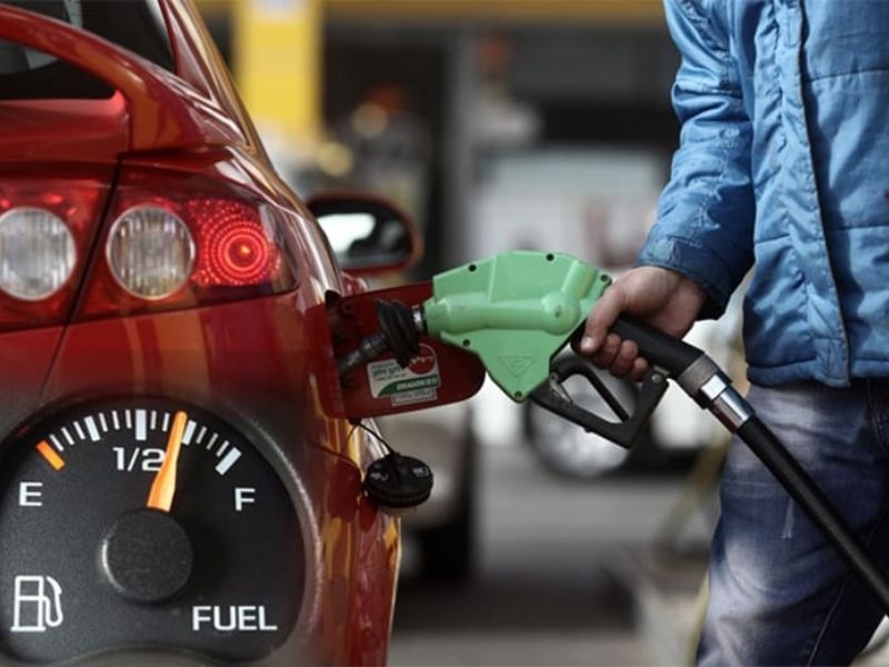 Khí thải ô tô có mùi xăng: Dấu hiệu, nguyên nhân & cách xử lý 2 Xe ô tô hao xăng bất thường