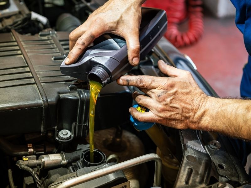 Chi phí đại tu máy ô tô 2026 & khi nào cần đại tu? 4 Xe phải châm thêm dầu động cơ thường xuyên là dấu hiệu cần kiểm tra động cơ