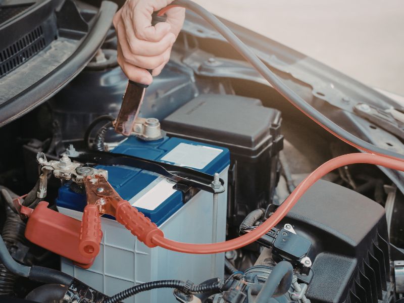 7 Nguyên nhân khiến điện ô tô chập chờn và cách xử lý triệt để 1 Ắc quy xuống cấp sau thời gian dài sử dụng