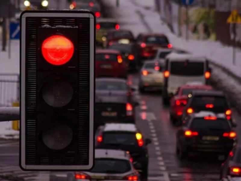 Ô tô bị tắt máy khi dừng đèn đỏ ảnh hưởng an toàn giao thông