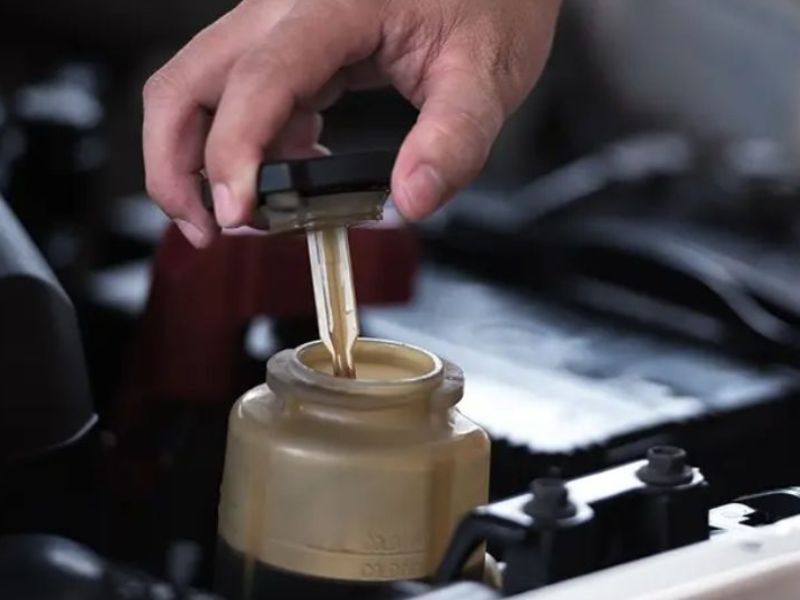 Bổ sung hoặc thay dầu trợ lực lái