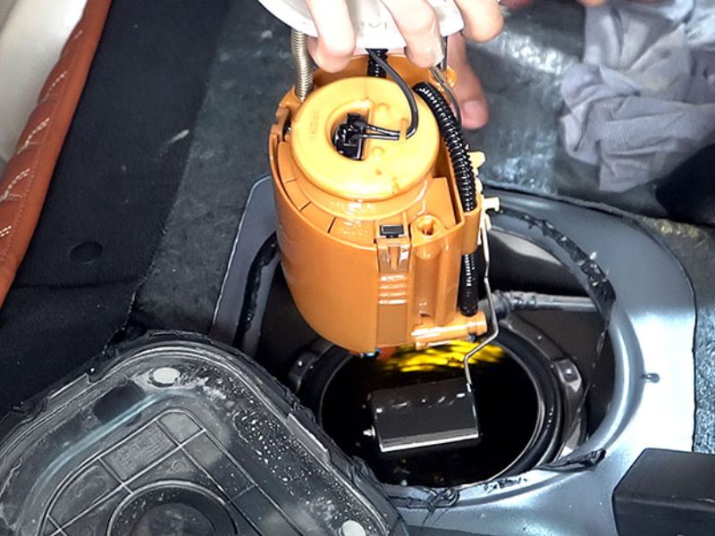 Bơm xăng yếu hoặc lọc xăng tắc