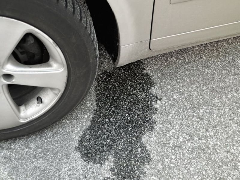 Nước điều hoà xe ô tô chảy nhiều do đâu? Dấu hiệu & xử lý 1 Chảy nước bình thường (Dưới gầm xe)