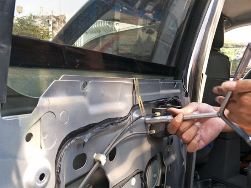 Cửa kính ô tô không lên xuống được: Nguyên nhân, khắc phục 1 Công tắc nâng kính bị kẹt