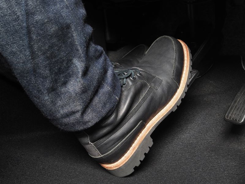 Đạp hết chân côn nhưng xe khó vào số khi di chuyển