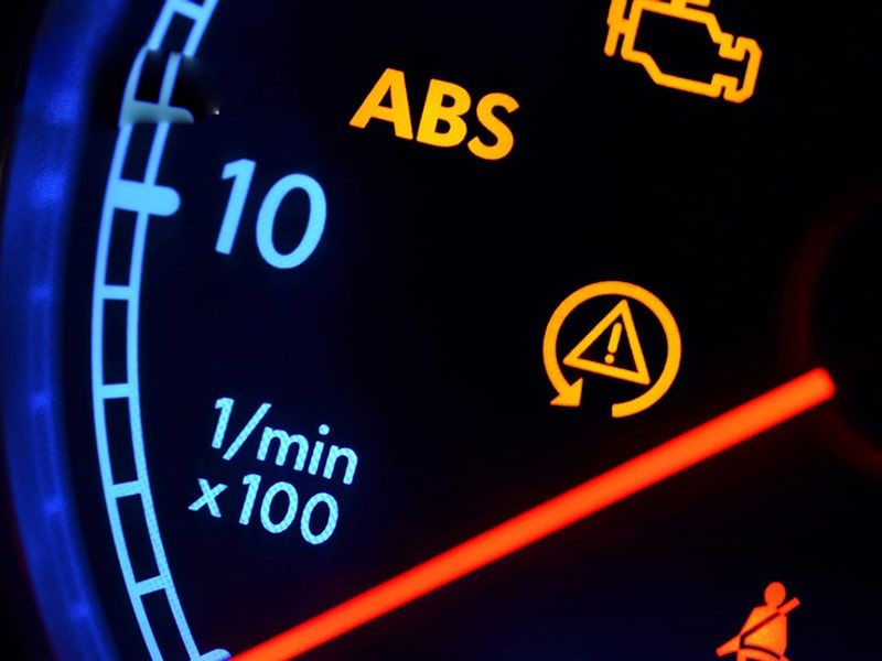 7 Nguyên nhân khiến điện ô tô chập chờn và cách xử lý triệt để 6 Đèn cảnh báo ABS báo sáng trên bảng taplo