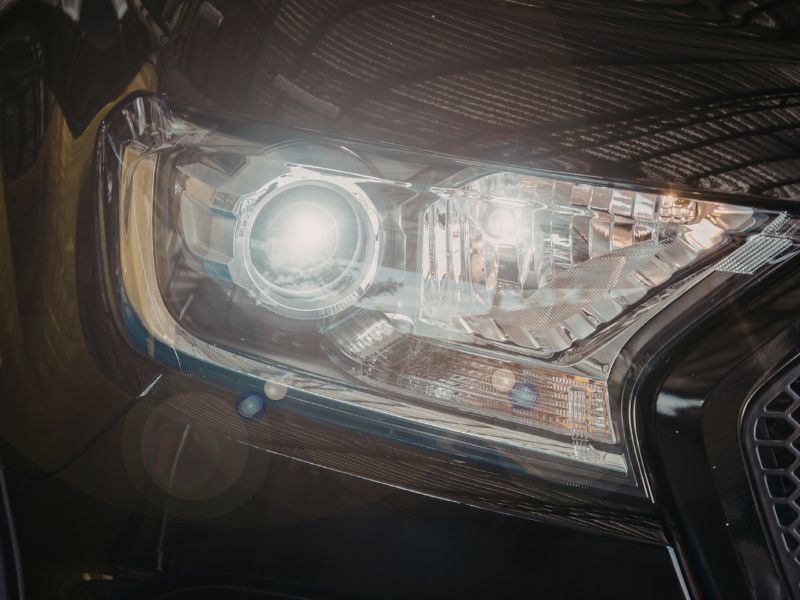 7 Nguyên nhân khiến điện ô tô chập chờn và cách xử lý triệt để 5 Đèn chiếu sáng yếu do điện hoạt động không ổn định