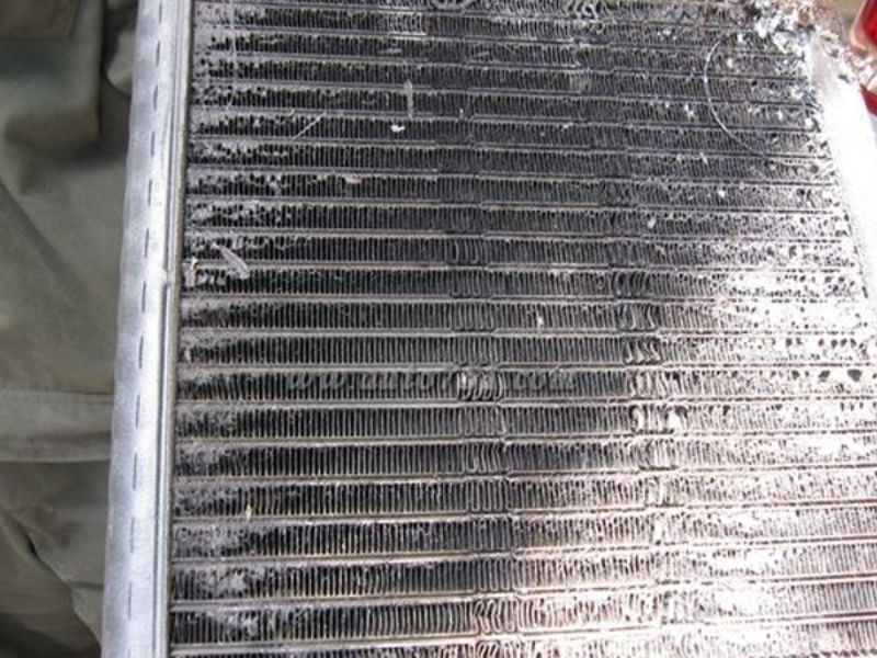 Nước điều hoà xe ô tô chảy nhiều do đâu? Dấu hiệu & xử lý 3 Giàn lạnh bẩn hoặc trao đổi nhiệt kém