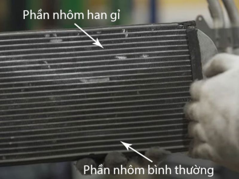 6 Nguyên nhân khiến điều hòa ô tô không ấm & cách khắc phục 1 Két sưởi bị gỉ sét khiến điều hòa không làm ấm đều