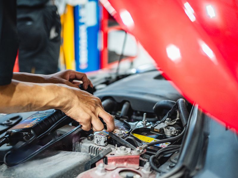 Kiểm tra ắc quy phụ bằng mắt thường