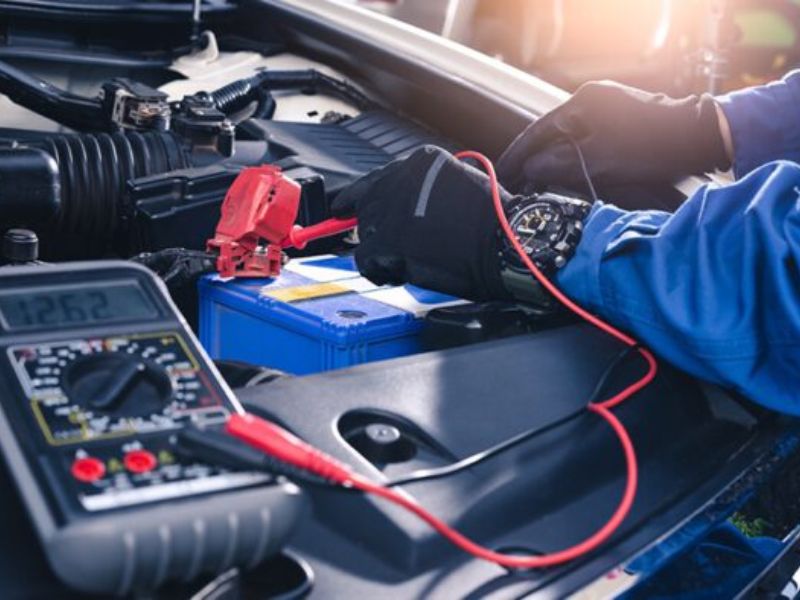 Kiểm tra ắc quy phụ ô tô định kỳ 