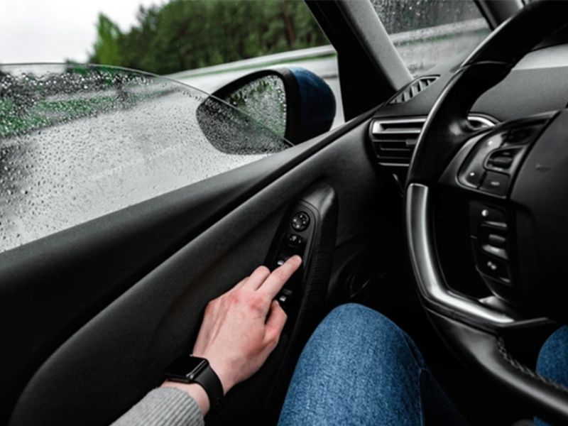 Cửa kính ô tô không lên xuống được: Nguyên nhân, khắc phục 7 Kiểm tra công tắc lên xuống kính trước khi thay, tránh thay nhầm