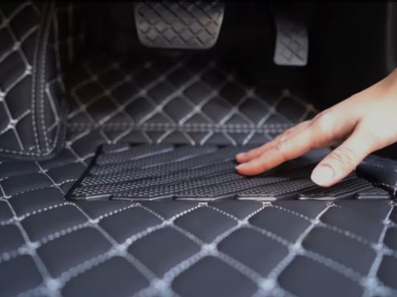 Kiểm tra thảm sàn bên ghế lái xe ô tô
