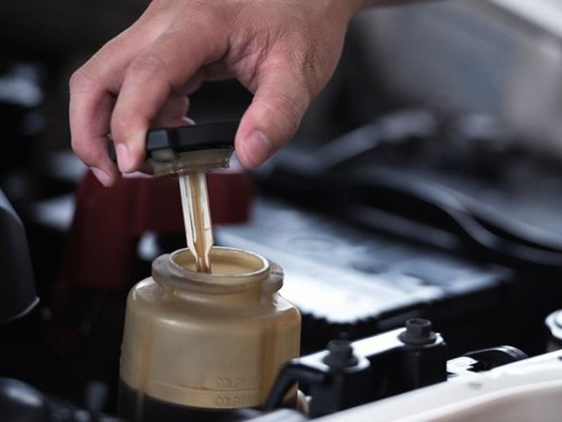 Kiểm tra và bổ sung dầu trợ lực lái xe ô tô