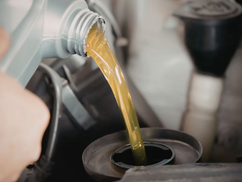 Kiểm tra và bổ sung thêm dầu ly hợp cho xe