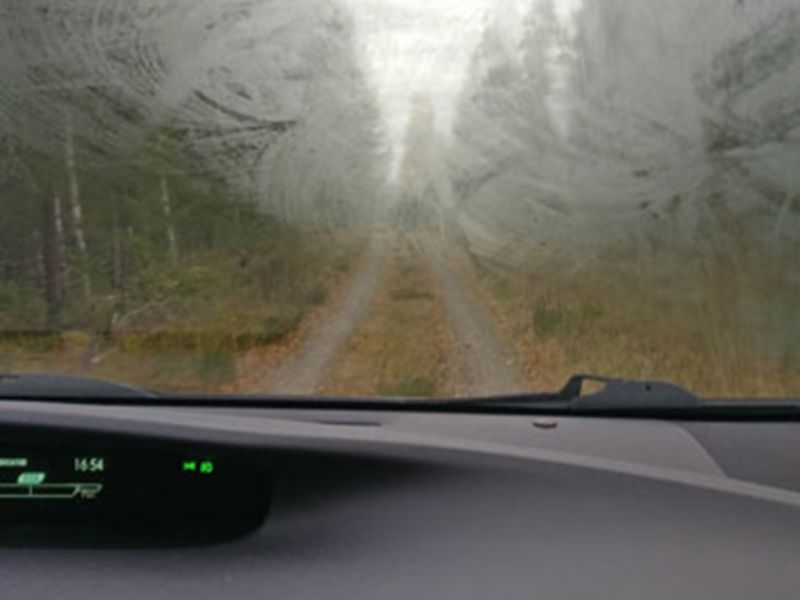 Nước điều hoà xe ô tô chảy nhiều do đâu? Dấu hiệu & xử lý 5 Kính xe mờ sương từ bên trong