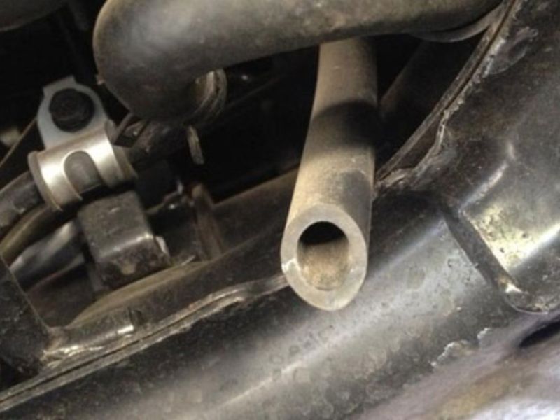 Nước điều hoà xe ô tô chảy nhiều do đâu? Dấu hiệu & xử lý 2 Máng thoát nước bị nứt hoặc vỡ