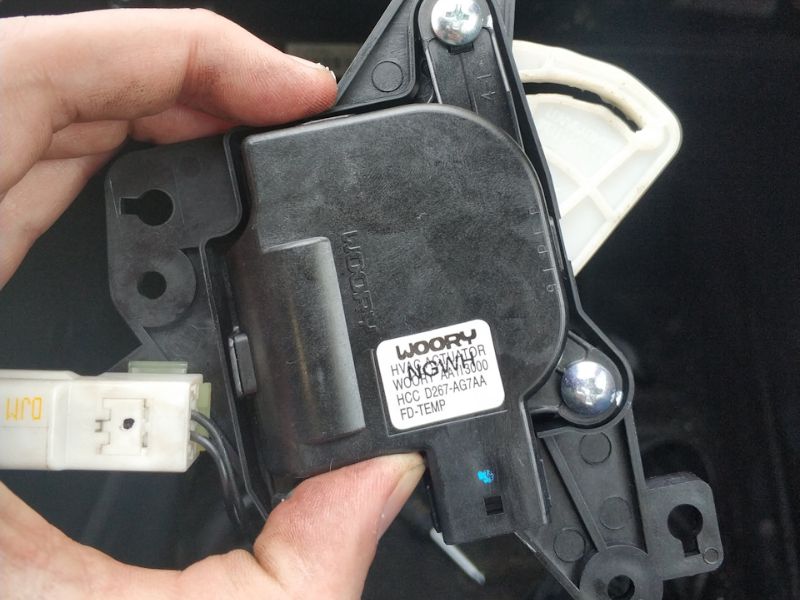 Nguyên nhân và cách khắc phục khi điều hoà ô tô bên nóng bên lạnh 1 Motor cửa trộn gió bị lỗi