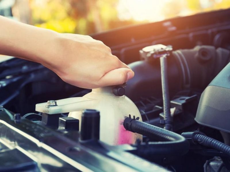 6 Nguyên nhân khiến điều hòa ô tô không ấm & cách khắc phục 2 Nước làm mát động cơ bị cạn ảnh hưởng đến độ làm ấm của điều hòa