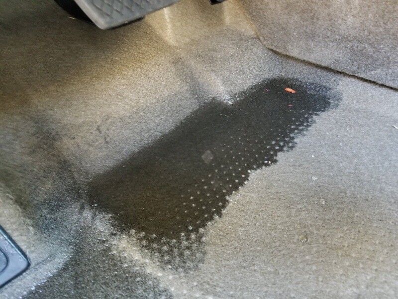 Nước điều hoà xe ô tô chảy nhiều do đâu? Dấu hiệu & xử lý 4 Sàn xe bị ướt, thảm có mùi ẩm mốc