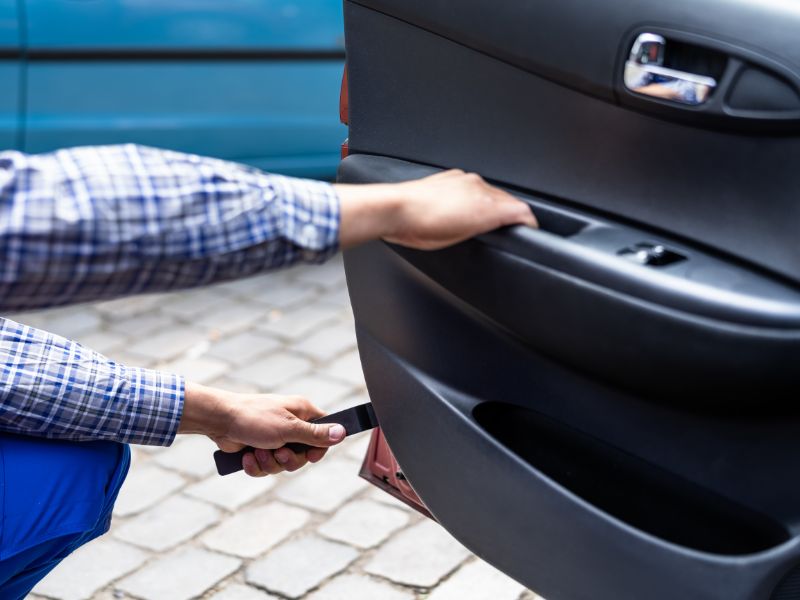 Cửa kính ô tô không lên xuống được: Nguyên nhân, khắc phục 6 Tháo ốp cửa để kiểm tra nếu có kỹ thuật chuyên nghiệp