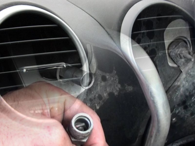 Nước điều hoà xe ô tô chảy nhiều do đâu? Dấu hiệu & xử lý 6 Thông ống thoát nước điều hòa