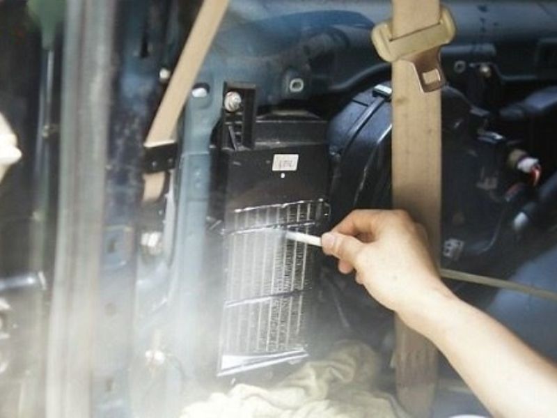 Nguyên nhân và cách khắc phục khi điều hoà ô tô bên nóng bên lạnh 5 Vệ sinh dàn lạnh, đường gió