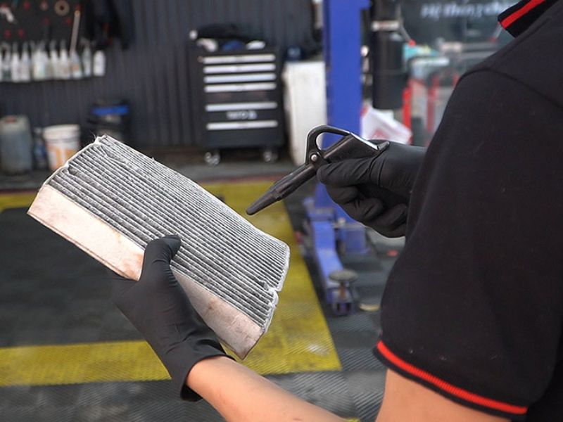 Nước điều hoà xe ô tô chảy nhiều do đâu? Dấu hiệu & xử lý 7 Vệ sinh giàn lạnh và lọc gió điều hòa định kỳ