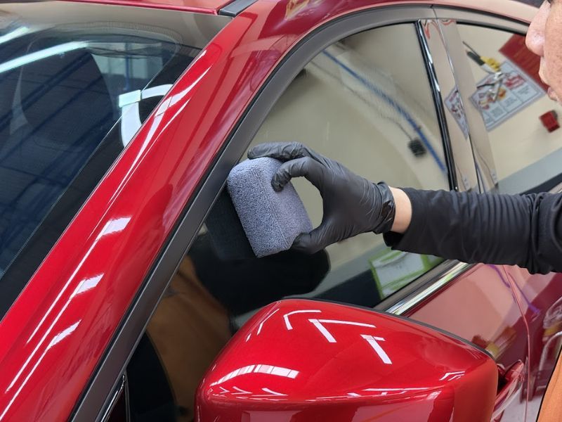 Cửa kính ô tô không lên xuống được: Nguyên nhân, khắc phục 5 Vệ sinh rãnh kính để kính luôn hoạt động trơn tru