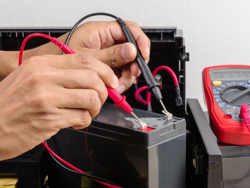 Xe ô tô đề không nổ: 11 nguyên nhân và cách khắc phục 1 Ắc quy yếu hoặc hết điện