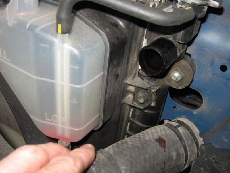 Nguyên nhân động cơ bị rò nước làm mát và cách xử lý triệt để 2 Bình nước phụ bị hỏng khiến cho nước làm mát rò rỉ ra ngoài