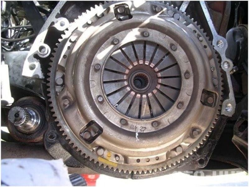 Bộ ly hợp gặp trục trặc khiến xe bị khựng khi chuyển số