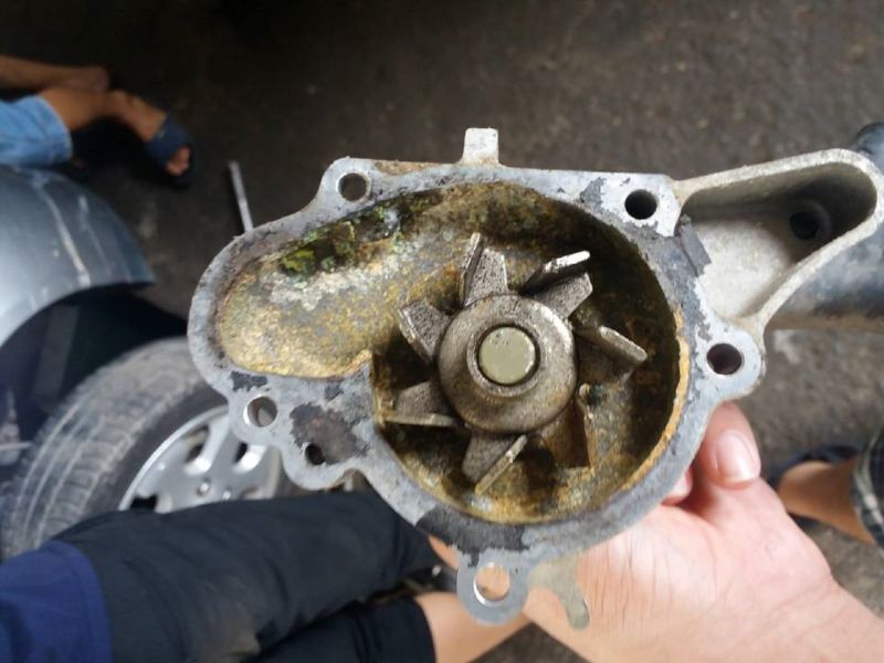 Động cơ ô tô quá nhiệt: Dấu hiệu, nguyên nhân & cách xử lý hiệu quả 5 Bơm nước han gỉ do lâu ngày không kiểm tra, bảo dưỡng