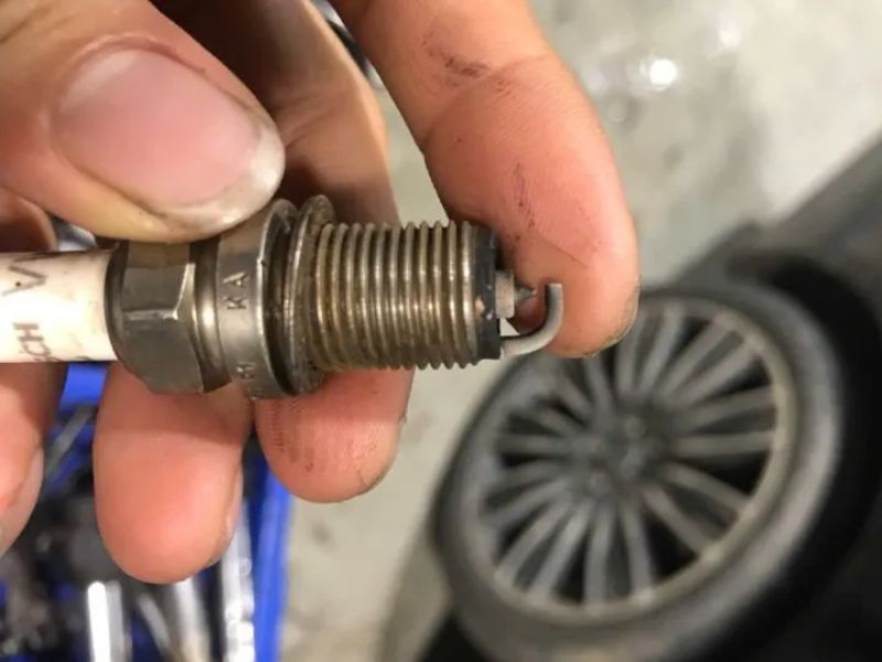 Xe ô tô đề không nổ: 11 nguyên nhân và cách khắc phục 3 Bugi, bobin đánh lửa hoạt động kém