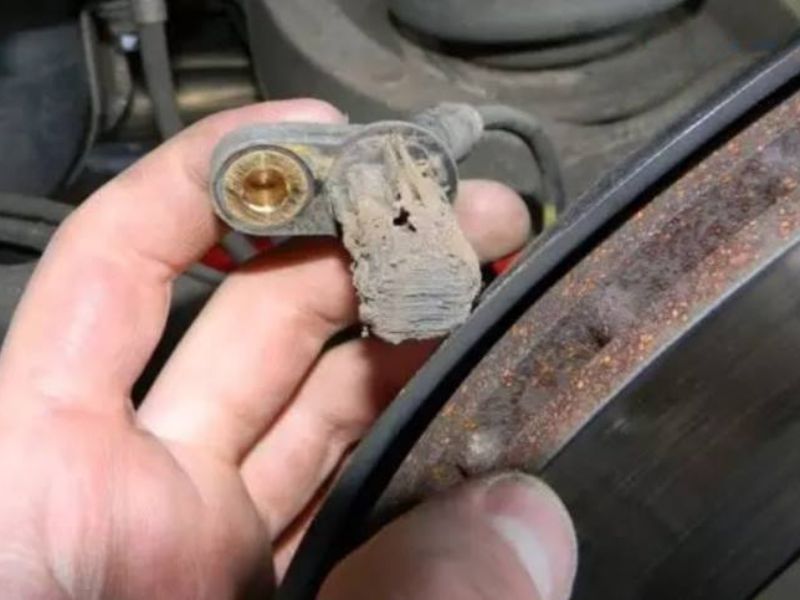 Cảm biến tốc độ hư hỏng gửi sai tín hiệu về ECU khi chuyến số