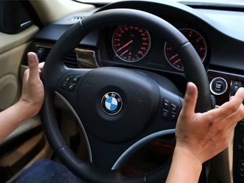 Cách kiểm tra dàn bi đầu và dấu hiệu nhận biết hư hỏng 4 Cảm giác tay lái nặng hơn bình thường và không còn mượt là dấu hiệu hư hỏng dàn bi dầu