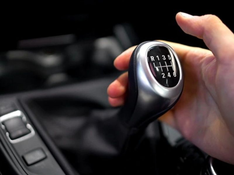 Xe ô tô đề không nổ: 11 nguyên nhân và cách khắc phục 5 Cần số sai vị trí hoặc chưa đạp phanh/côn