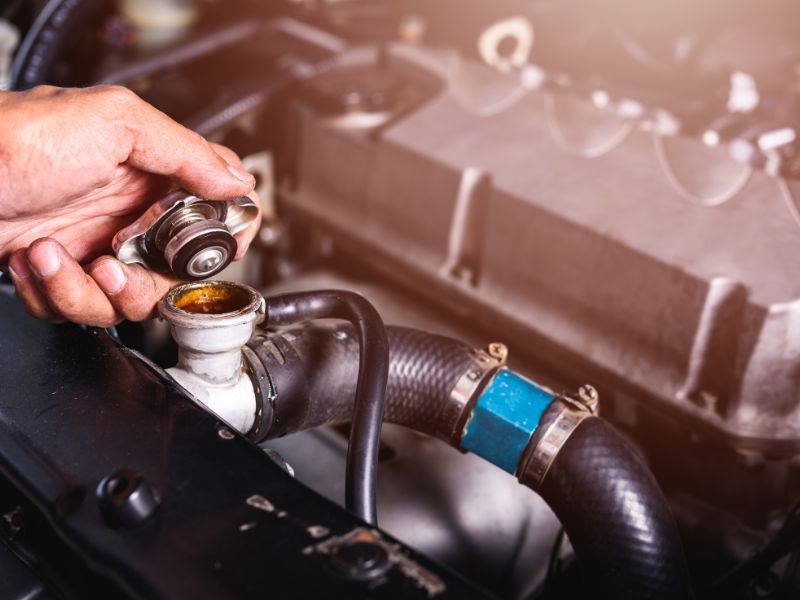 7 Nguyên nhân xe bị sôi két nước và cách khắc phục đơn giản 9 Chờ két nước nguội hoặc lấy khăn đè lên để mở nắp két nước