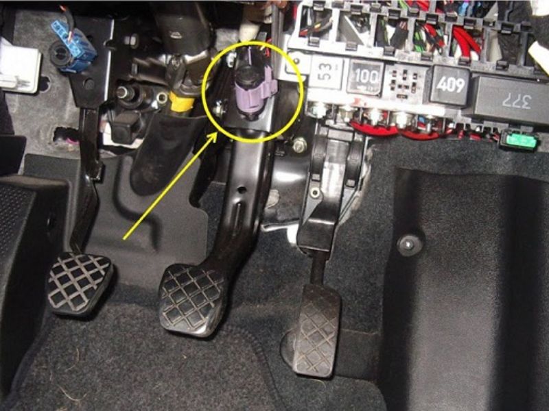 Nguyên nhân và cách xử lý khi đèn sau xe ô tô không tắt được 2 Công tắc chân phanh bị lỗi