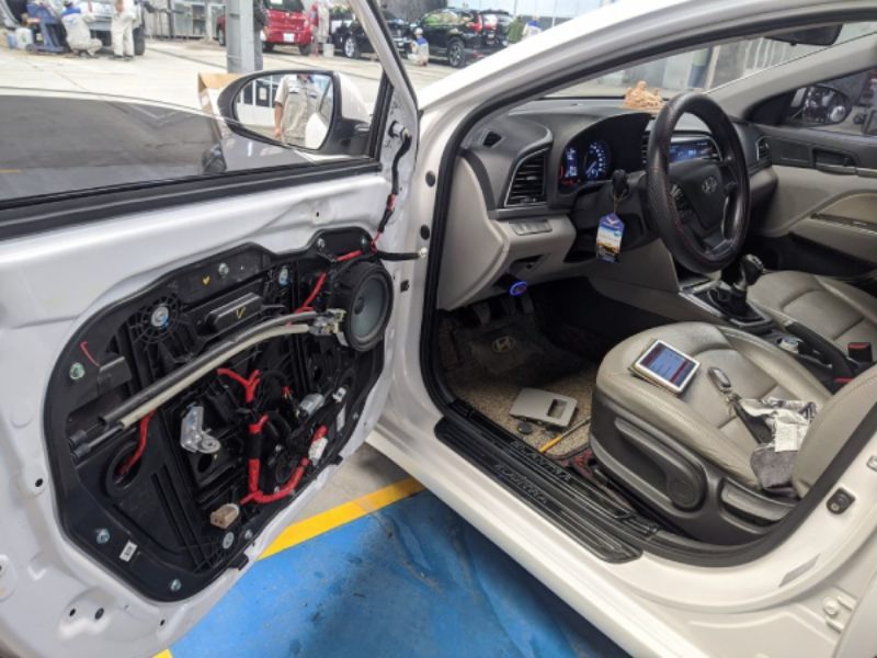 Dây điện trong cánh cửa bị đứt khiến khóa cửa chập chờn